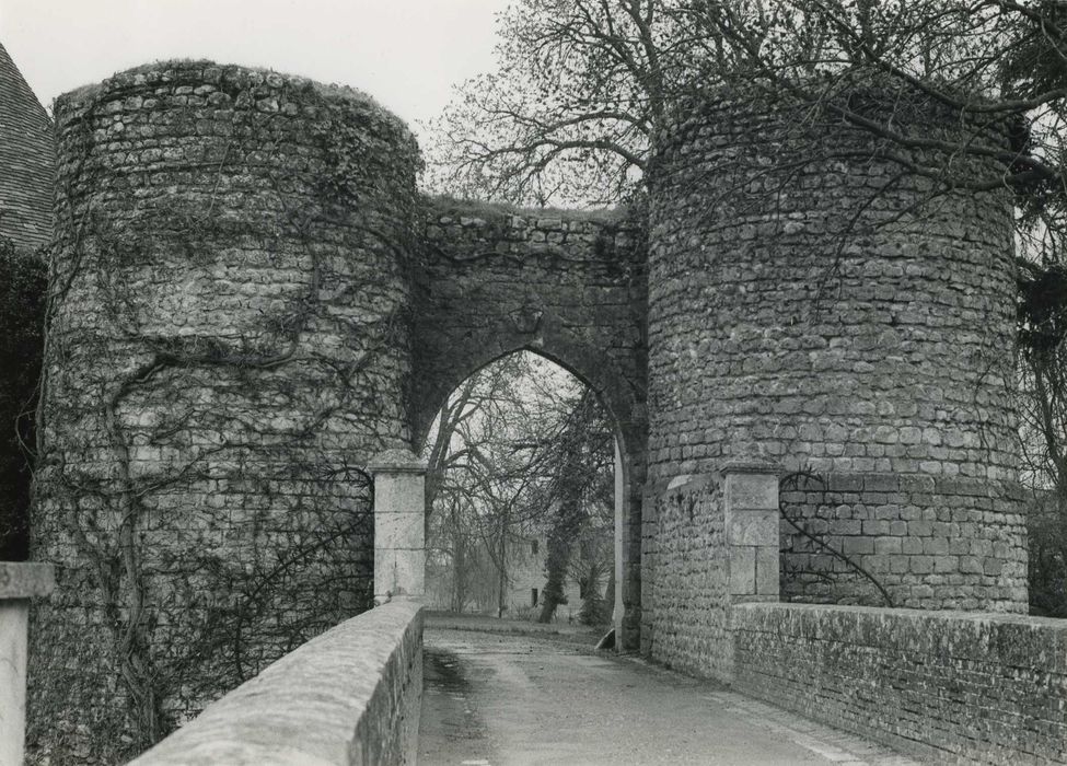 Château : portail d’entrée sud, vue générale