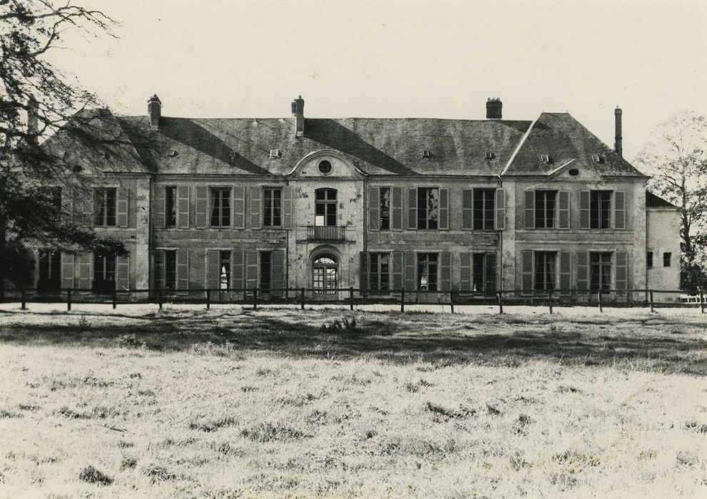 Château d'Oursières : Façade nord-est, vue générale