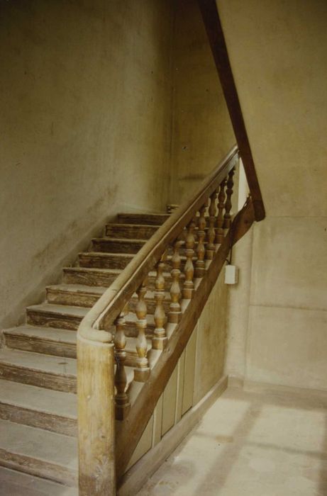 Château d'Oursières : Escalier, vue parlière