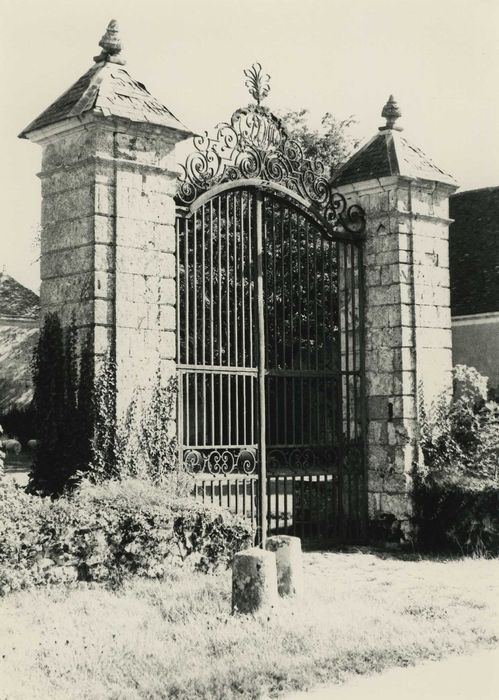 Château d'Oursières : Grille d’accès sud-ouest, vue générale