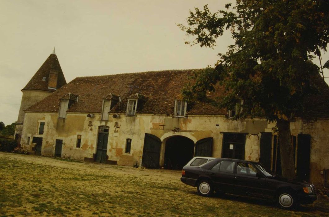 Château d'Oursières : Communs, façade sud-est sur cour, vue générale