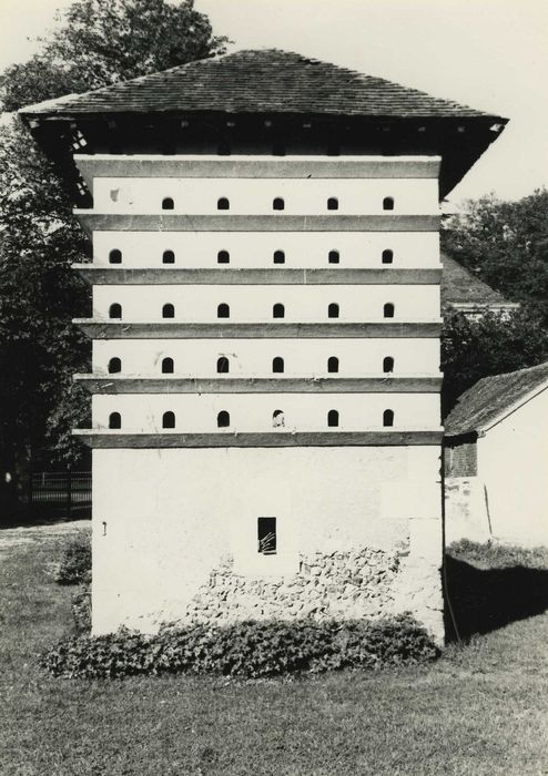 Château d'Oursières : Pigeonnier, vue générale