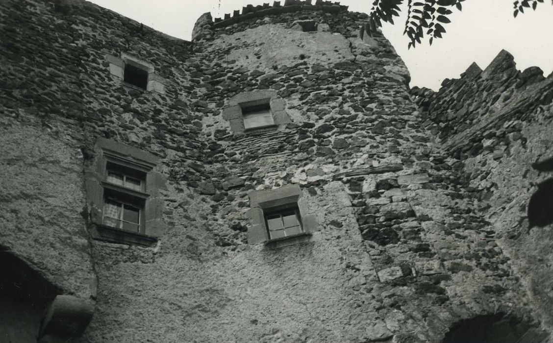 Ancien logis : Façade sur cour, vue partielle