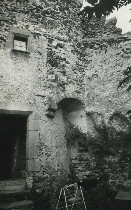 Ancien logis : Cour, porte d’accès au logis, vue partielle