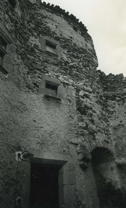 Ancien logis : Façade est sur cour, vue partielle