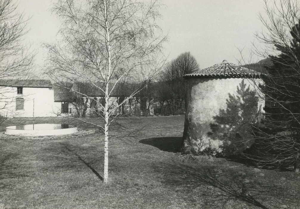 Colombier n°3 : Vue générale du colombier dans son environnement