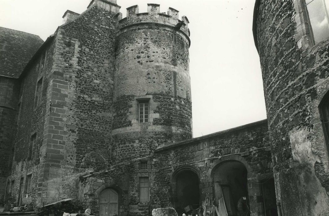 Château fort : Cour intérieure, aile nord, façade sud, vue générale