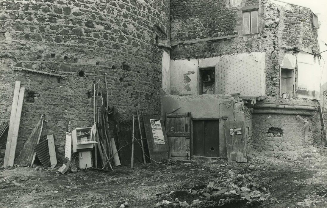 Château fort : Ouvrage avancé, tour, vue partielle