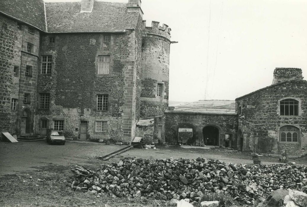 Château fort : Cour intérieure est, vue partielle