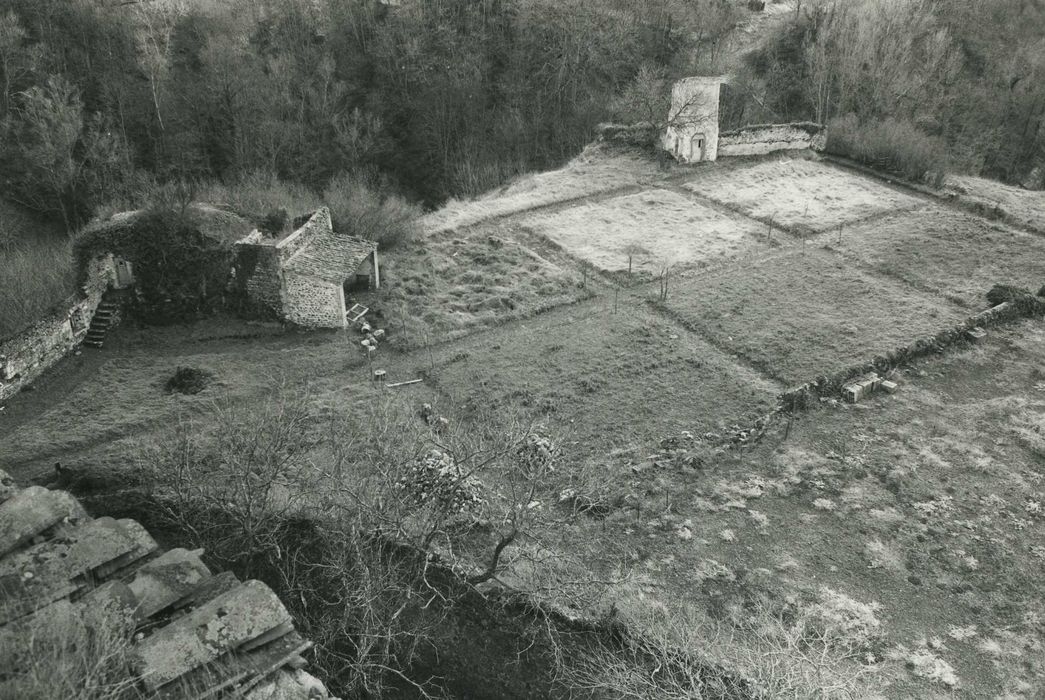 Château fort : Pigeonnier, jardin sud, vue générale