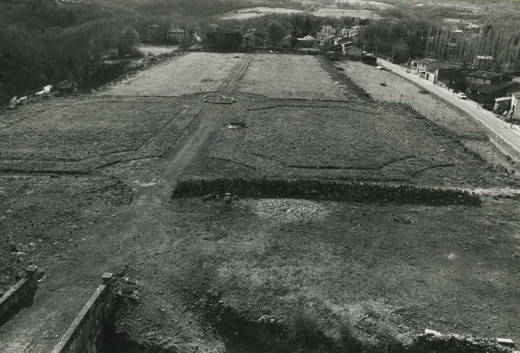 Château fort : Jardin ouest, vue générale