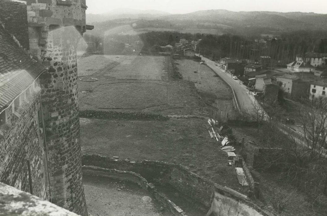 Château fort : Jardin ouest, vue partielle