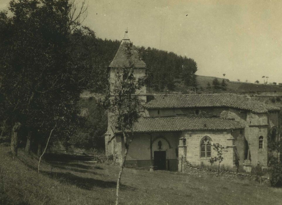 Eglise Saint-Sauveur : Façade latérale sud, vue générale