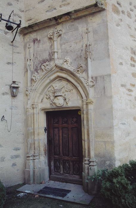 Château de la Poivrière : Cour intérieure, façade ouest, détail de la porte d’accès à la tour d’escalier