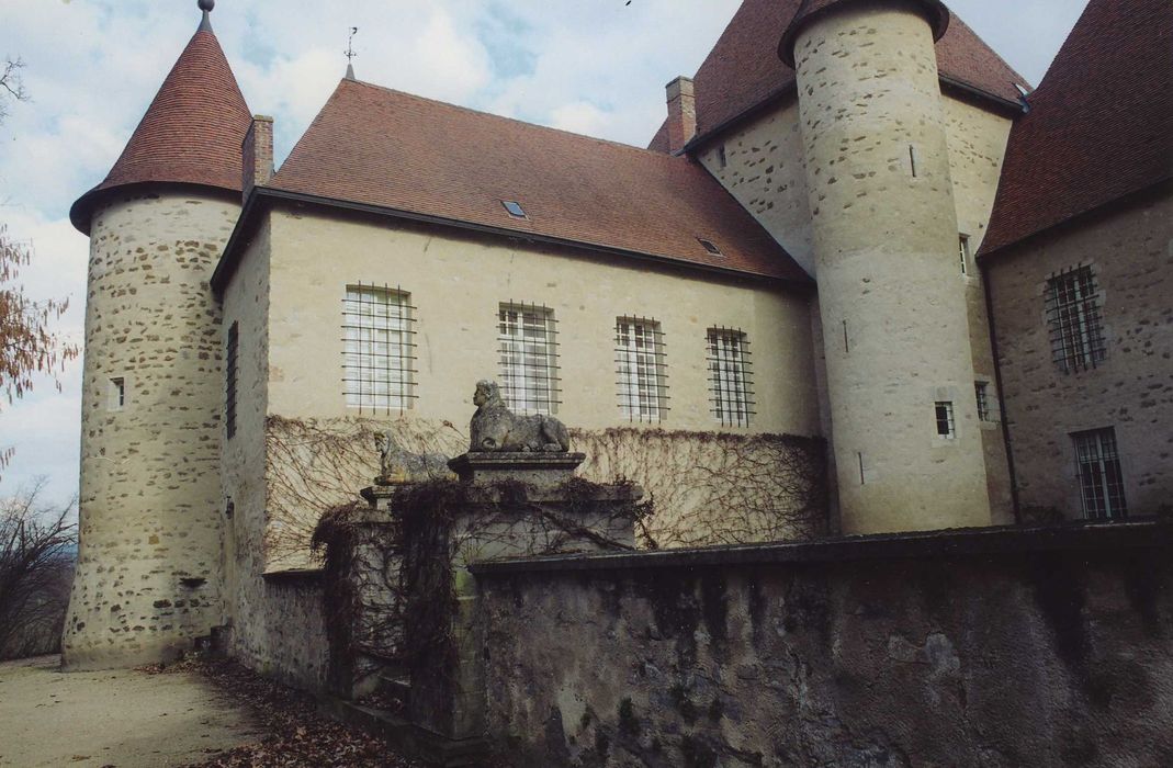 Château de la Poivrière : Cour intérieure, ensemble sud, vue partielle