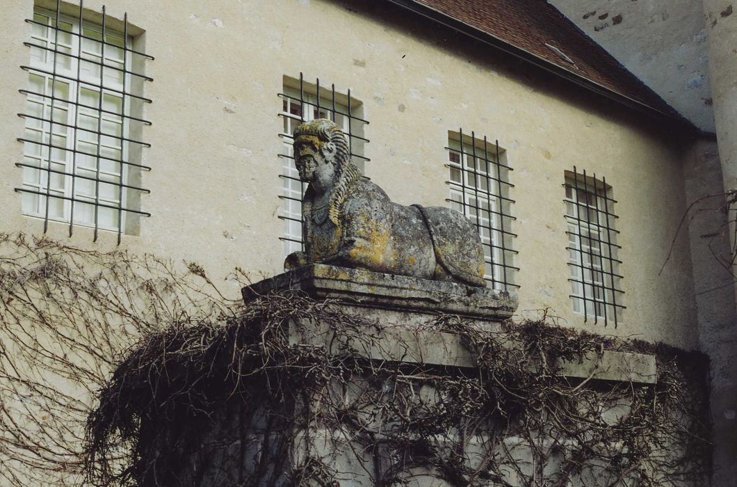 Château de la Poivrière : Cour intérieure, détail d’une statue de sphinge