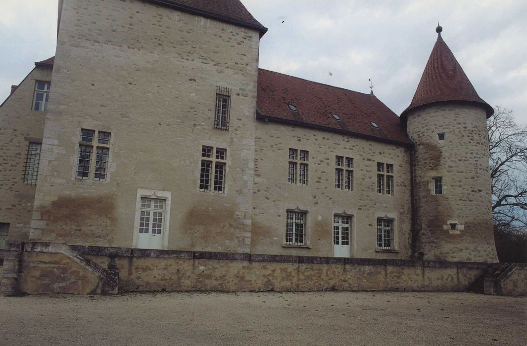 Château de la Poivrière : Ensemble nord-est, vue partielle