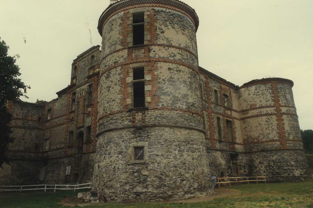 Château de la Chaux-Montgros : Ensemble sud-ouest, vue générale