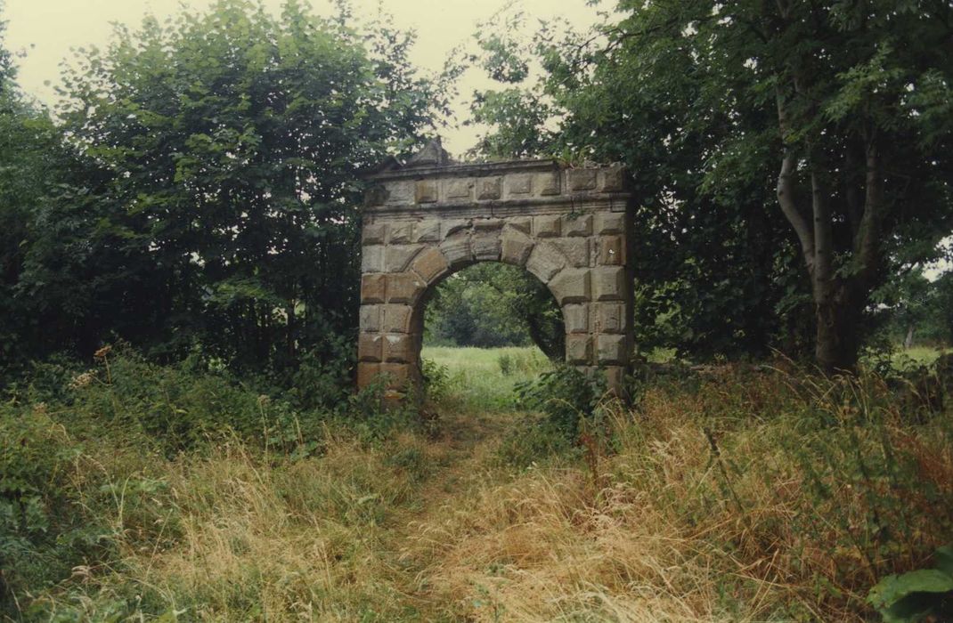 Château de la Chaux-Montgros : Portail d’accès aux anciens jardins, vue générale