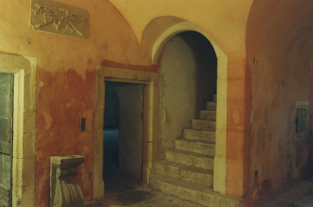 Château de la Chaux-Montgros : Vestibule du rez-de-chaussée, vue partielle