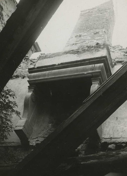 Château de la Chaux-Montgros : Cheminée monumentale du 2e étage, vue générale