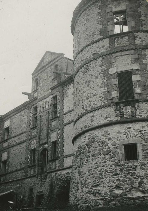 Château de la Chaux-Montgros : Façade ouest, vue partielle
