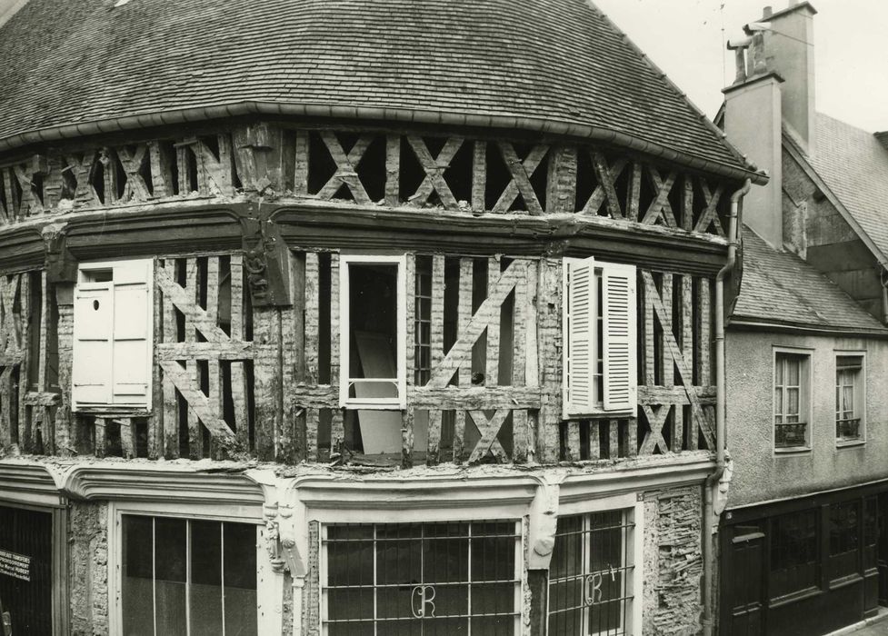 Maison : Façade sur rue, vue partielle