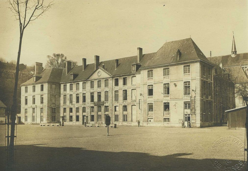 Ancienne abbaye de Saint-Père-en-Vallée, actuellement annexe du lycée Marceau : Ensemble sud, vue générale