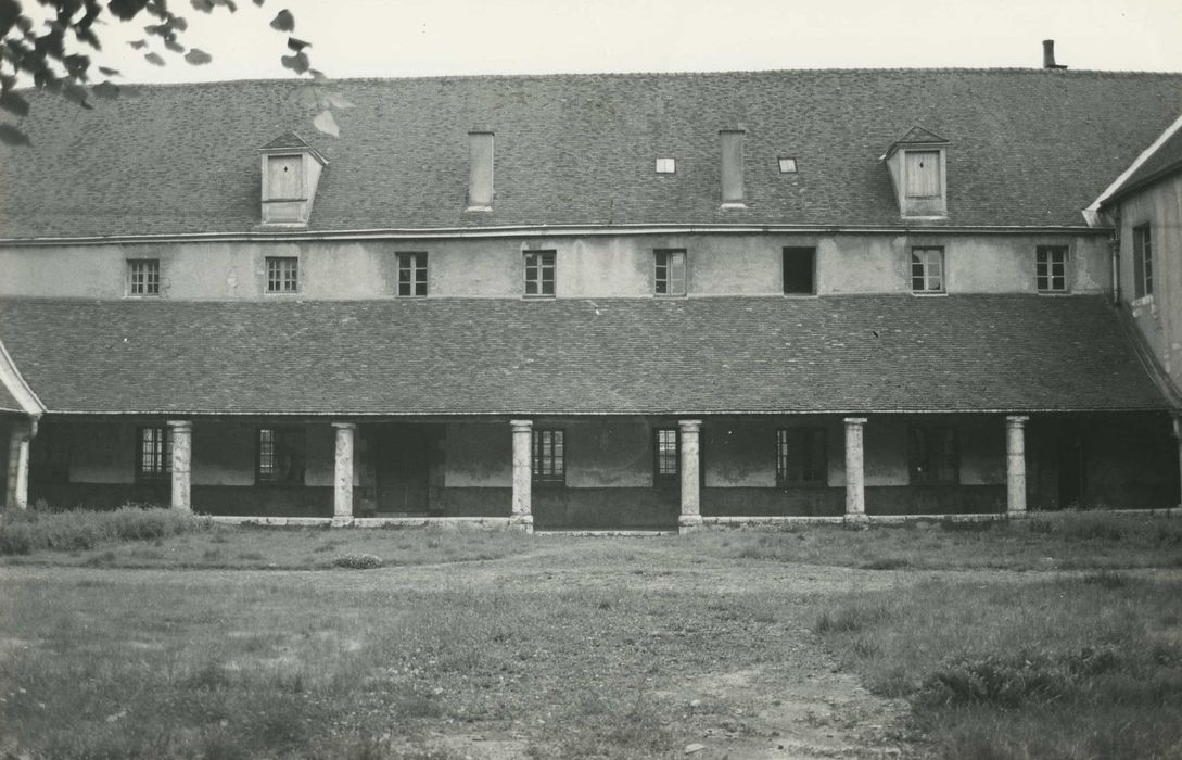 Ancien couvent des Cordeliers, actuellement lycée Marceau : Aile sud, galerie du cloître, vue générale