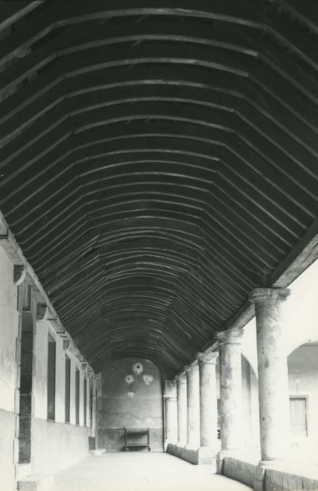 Ancien couvent des Cordeliers, actuellement lycée Marceau : Aile sud, galerie du cloître, vue générale