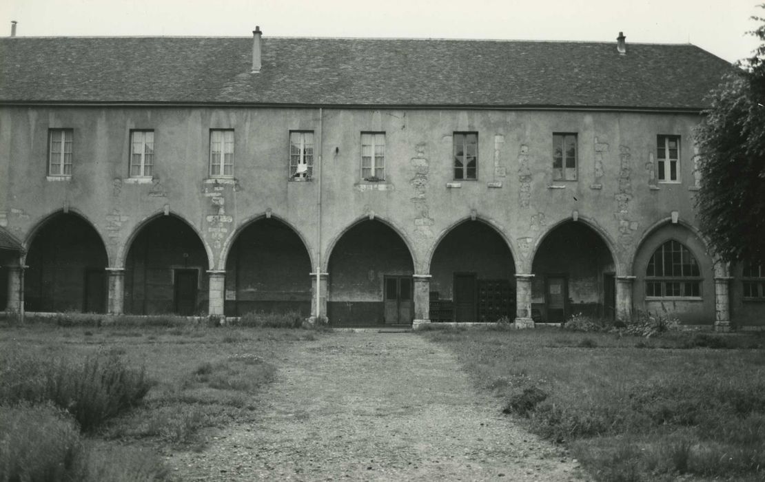 Ancien couvent des Cordeliers, actuellement lycée Marceau : Aile ouest, galerie du cloître, vue générale