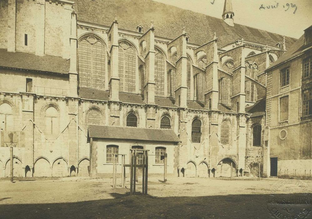 Eglise Saint-Pierre : Façade latérale sud, vue partielle