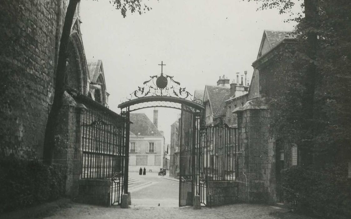 Ancien évêché et ses jardins, actuellement Musée des Beaux-Arts : Portail d’accès ouest, vue générale