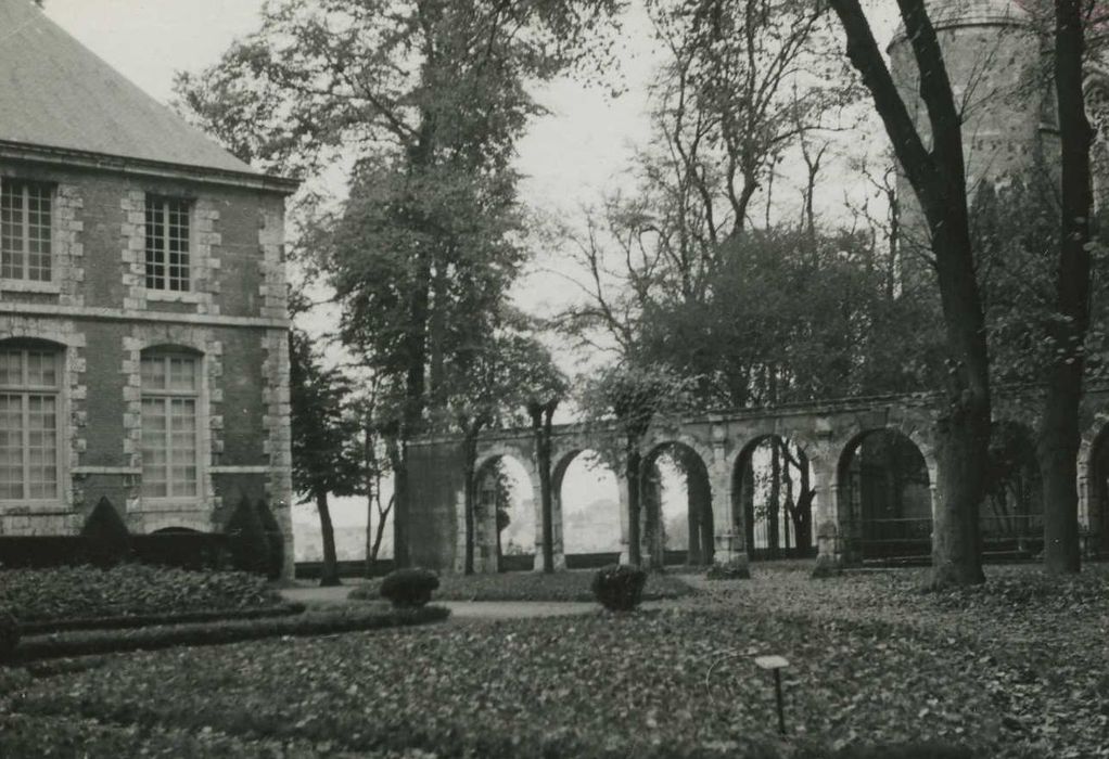 Ancien évêché et ses jardins, actuellement Musée des Beaux-Arts : Vue partielle des jardins