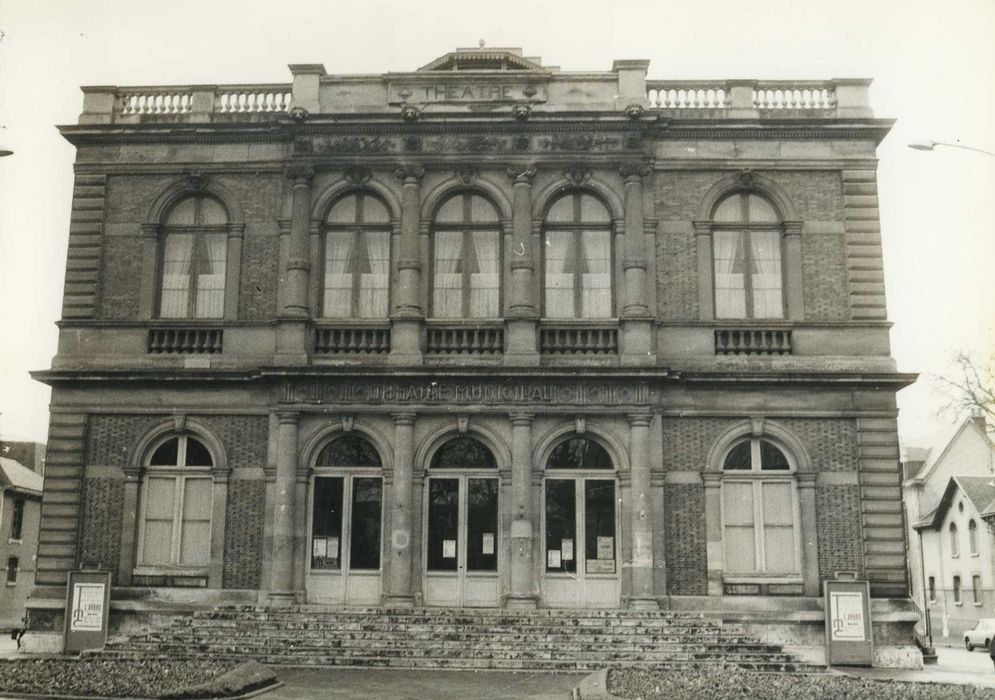 Théâtre municipal : Façade nord, vue générale