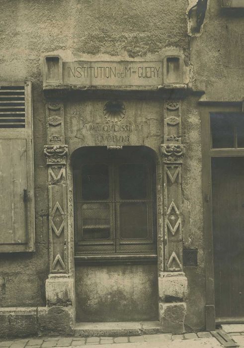 Maison : Porte d’accès au logis, vue générale