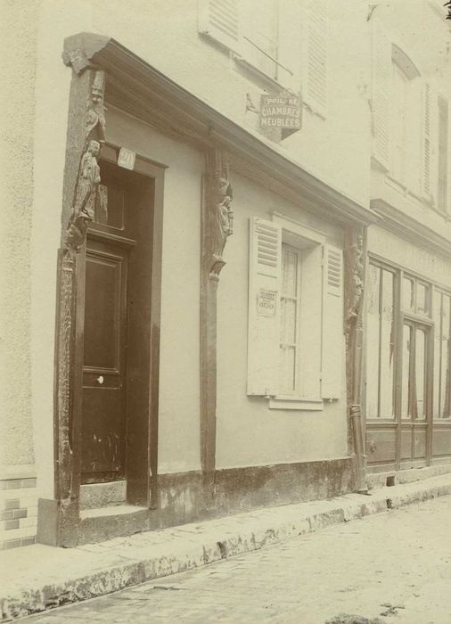 Maison : Façade sur rue, vue partielle