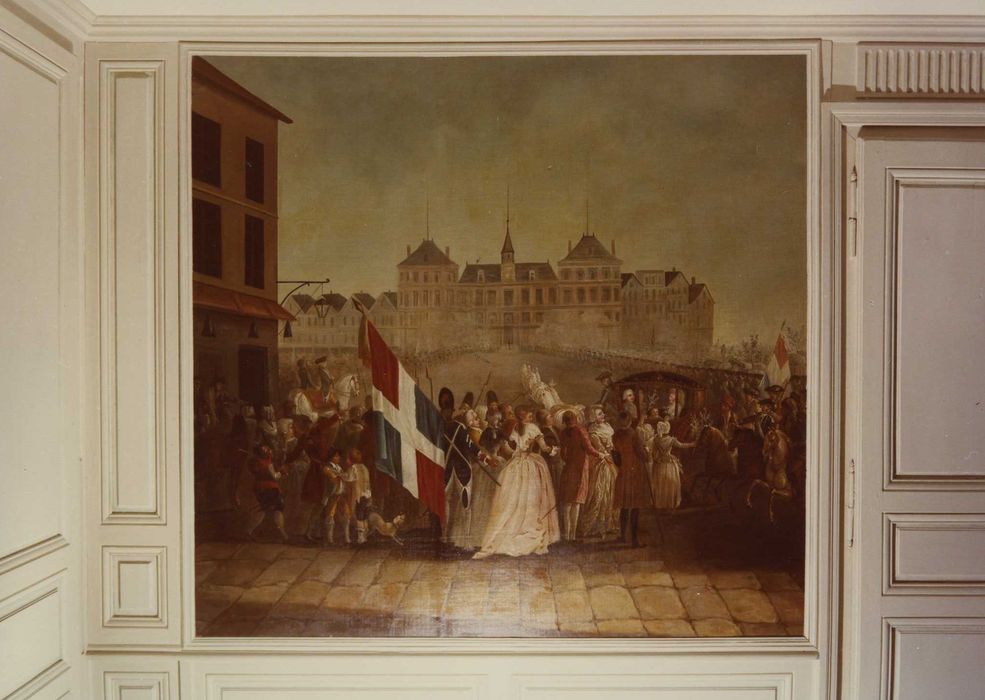 Maison : Petit salon, détail d’une peinture intégrée dans les lambris de revêtement : Arrivée du Roi, de la Reine et du Dauphin à l’Hôtel de Ville le 6 octobre 1789