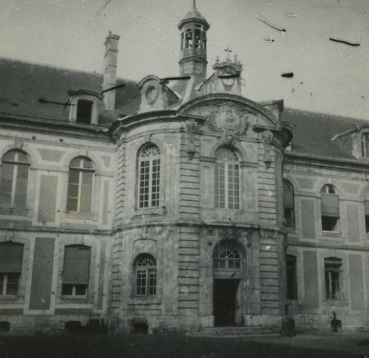 Hôpital : Façade est, vue partielle