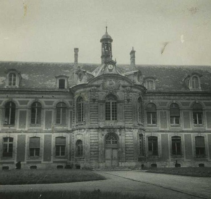 Hôpital : Façade est, vue partielle