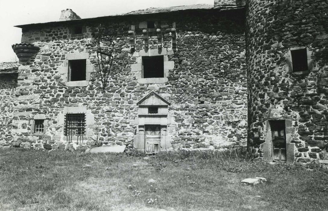 Château de Chabanoles : Façade sud, vue partielle