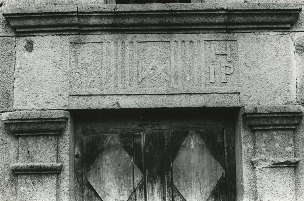 Château de Chabanoles : Porte d’accès sud, détail du tympan