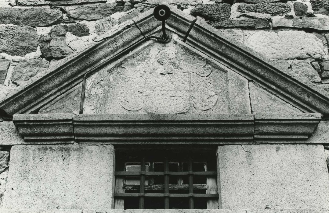 Château de Chabanoles : Porte d’accès sud, détail du fronton