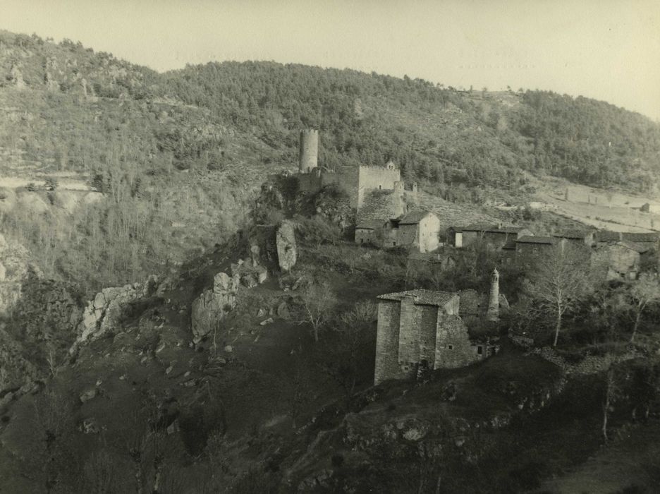 Village de Saint-André : Vue générale de l’ensemble du village dans son environnement