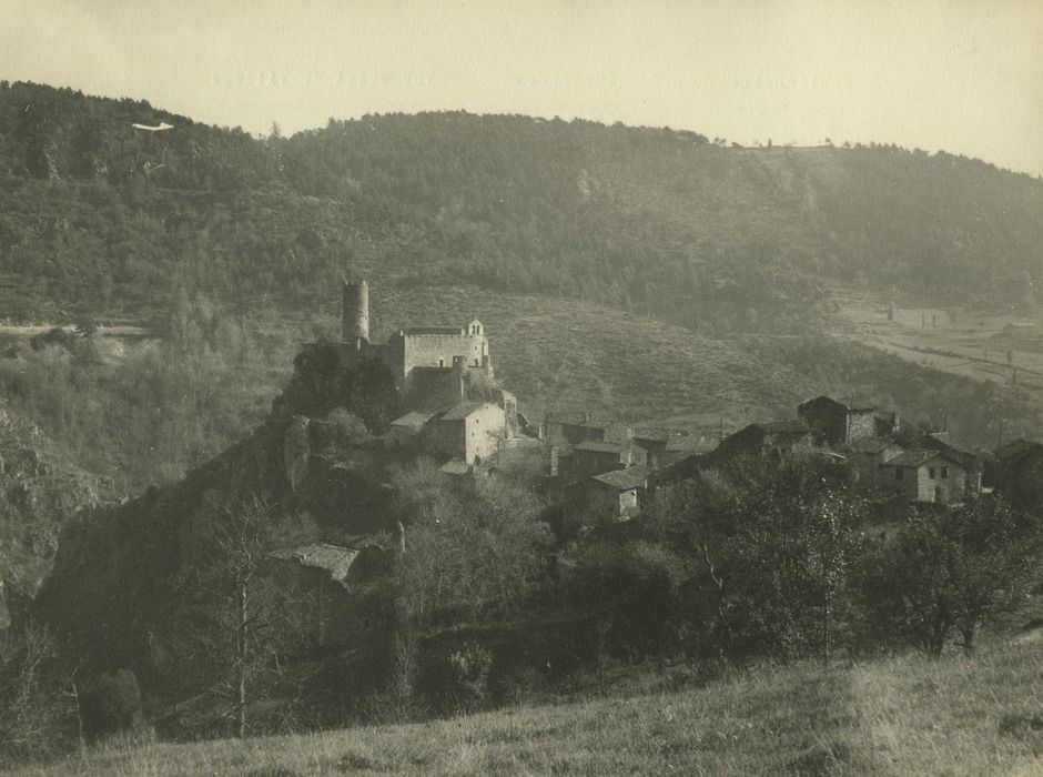 Village de Saint-André : Vue générale de l’ensemble du village dans son environnement