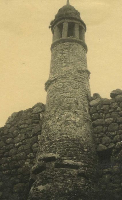 Ruines du bâtiment dit La Préfecture : Vue générale de la cheminée