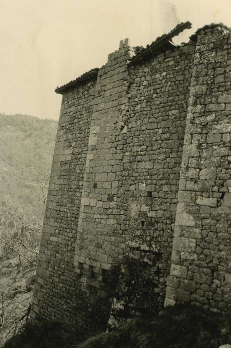 Ruines du bâtiment dit La Préfecture : Vue partielle des ruines