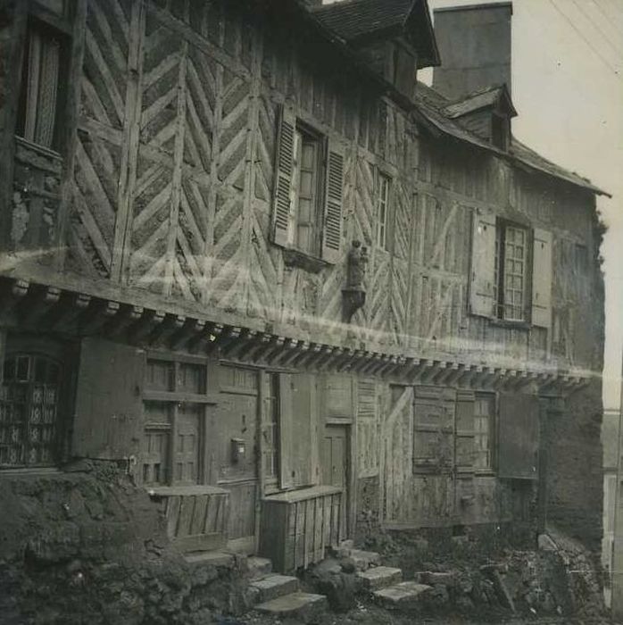 Maison de la Vierge : Façade sur rue, vue partielle