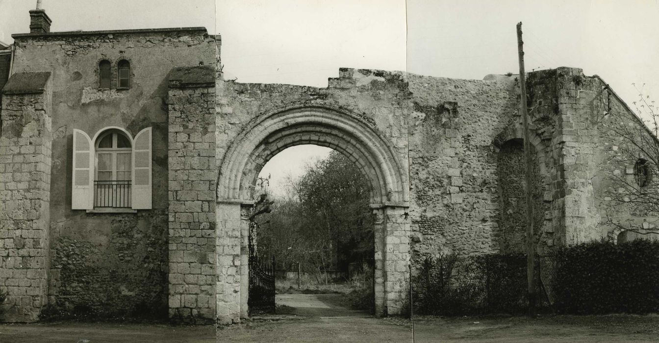 Ancienne abbaye Notre-Dame : Porche d’accès ouest, vue générale