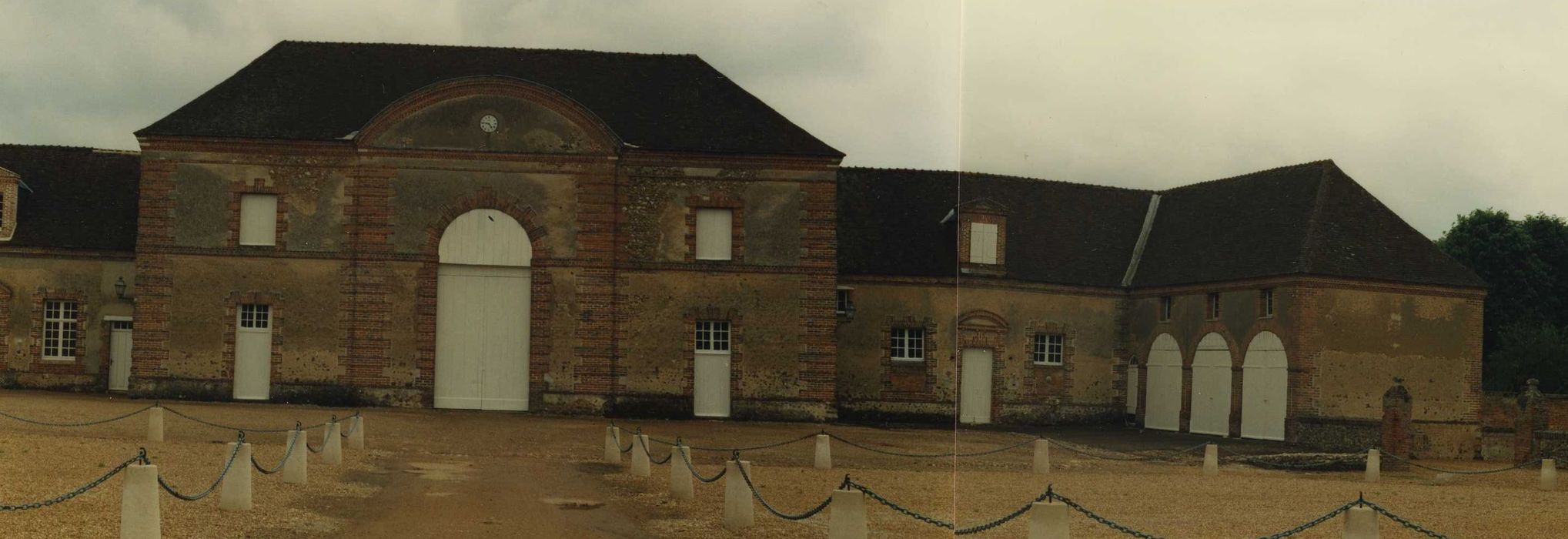 Château de Courtalain et ses dépendances (également sur commune d'Arrou) : Communs, ensemble nord-ouest, vue partielle